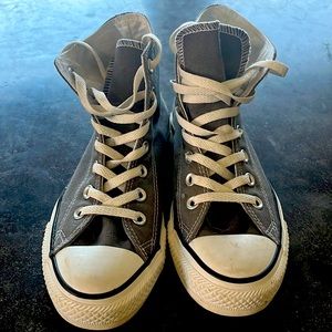Converse AllStar Chuck Taylor high top tennis shoes. Men's/sz5 women's/sz7.